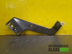 Gebruikte Schuifdeurrol rechts Seat Alhambra (7N) 2.0 TDI 16V Prijs € 35,00 Margeregeling aangeboden door Autodemontage Klaas Boer