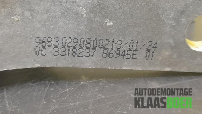 Motorrubber van een Peugeot 508 (8D) 2.0 Hybrid4 16V 2013