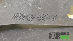 Motorrubber van een Peugeot 508 (8D) 2.0 Hybrid4 16V 2013