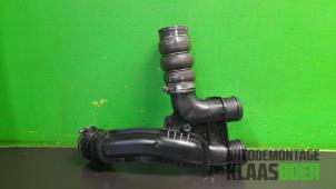 Gebruikte Intercooler Buis Peugeot 308 SW (L4/L9/LC/LJ/LR) 1.6 BlueHDi 120 Prijs € 25,00 Margeregeling aangeboden door Autodemontage Klaas Boer