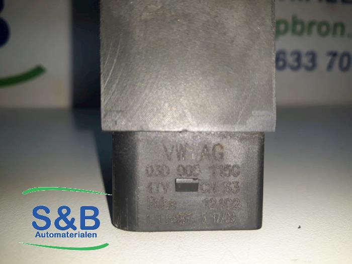 Bobine van een Volkswagen Polo IV (9N1/2/3) 1.2 2002