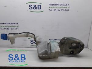 Gebruikte Ruitensproeiertank voor Seat Alhambra (7V8/9) 2.0 TDI Prijs € 25,00 Margeregeling aangeboden door Schaap & Bron