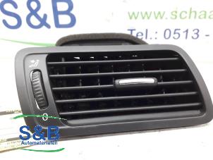 Gebruikte Luchtrooster Dashboard Volkswagen Passat Variant (3C5) 2.0 TDI 16V 170 Prijs € 10,00 Margeregeling aangeboden door Schaap & Bron