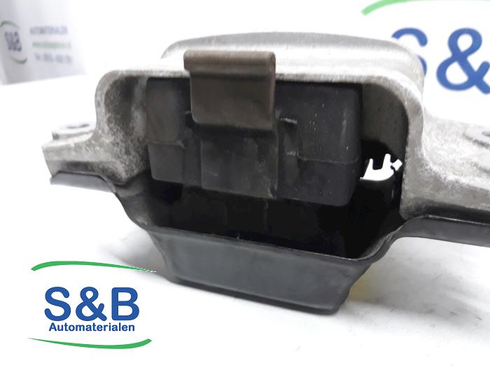 Gebruikte Versnellingsbak Steun Volkswagen Caddy Combi IV 1.6 TDI 16V Prijs € 30,00 Margeregeling aangeboden door Schaap & Bron