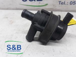 Gebruikte Extra waterpomp Volkswagen Golf VI (5K1) 1.4 TSI 122 16V Prijs € 35,00 Margeregeling aangeboden door Schaap & Bron