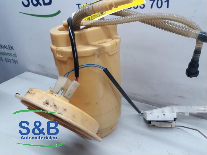 Brandstofpomp module van een Volkswagen Touareg (7LA/7L6) 2.5 TDI R5 2007