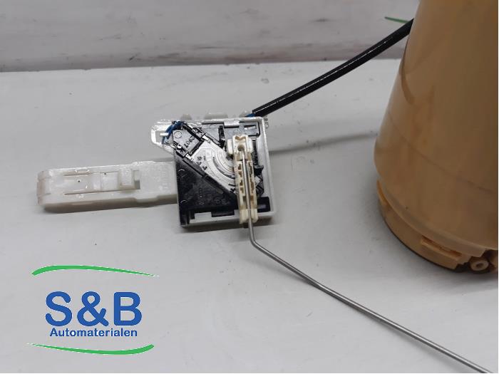 Brandstofpomp module van een Volkswagen Touareg (7LA/7L6) 2.5 TDI R5 2007