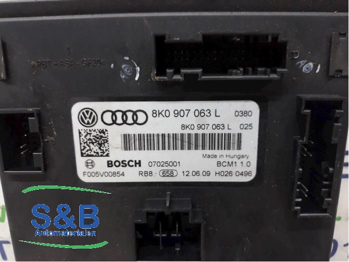 Boordcomputer van een Audi A4 Avant (B8) 2.0 TDI 16V 2009