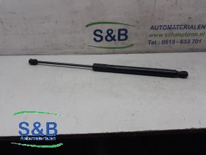 Gebruikte Kofferdekseldemper links-achter Audi Q3 (8UB/8UG) Prijs € 15,00 Margeregeling aangeboden door Schaap & Bron