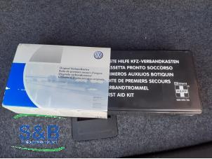Gebruikte EHBO kit Volkswagen Polo VI (AW1) 1.0 TSI 12V Prijs € 35,00 Margeregeling aangeboden door Schaap & Bron