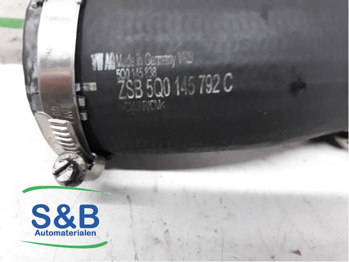 Gebruikte Intercooler Buis Volkswagen Golf VII (AUA) 2.0 GTI 16V Performance Package Prijs € 25,00 Margeregeling aangeboden door Schaap & Bron