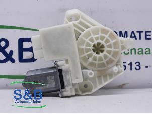 Gebruikte Motor electrisch raam Skoda Fabia III Combi (NJ5) 1.2 TSI 16V Greentech Prijs € 29,99 Margeregeling aangeboden door Schaap & Bron