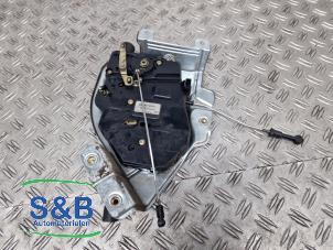 Gebruikte Slotmechaniek Achterklep Volkswagen Caddy Combi III (2KB,2KJ) 1.9 TDI Prijs € 50,00 Margeregeling aangeboden door Schaap & Bron