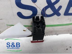 Gebruikte Alarmlicht Schakelaar Volkswagen Golf V (1K1) 1.9 TDI Prijs € 25,00 Margeregeling aangeboden door Schaap & Bron