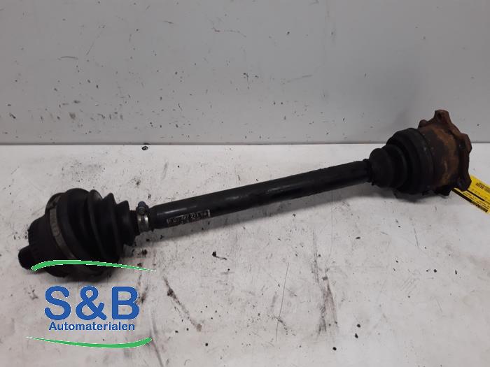 Gebruikte Aandrijfas links-voor Volkswagen Passat (3B3) 2.8 V6 30V Prijs € 50,00 Margeregeling aangeboden door Schaap & Bron