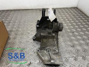 Gebruikte Dynamosteun boven Volkswagen Passat (3B2) 1.6 Prijs € 60,00 Margeregeling aangeboden door Schaap & Bron