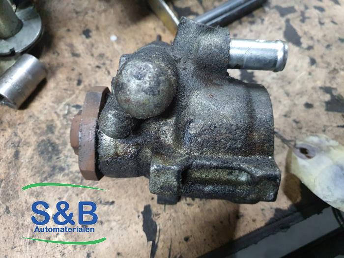 Gebruikte Servopomp Volkswagen Polo III (6N1) 1.4i 60 Prijs € 25,00 Margeregeling aangeboden door Schaap & Bron