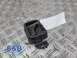 Gebruikte Greep achterdeur Bus-Bestel Volkswagen Caddy III (2KA,2KH,2CA,2CH) 1.9 TDI Prijs € 10,00 Margeregeling aangeboden door Schaap & Bron