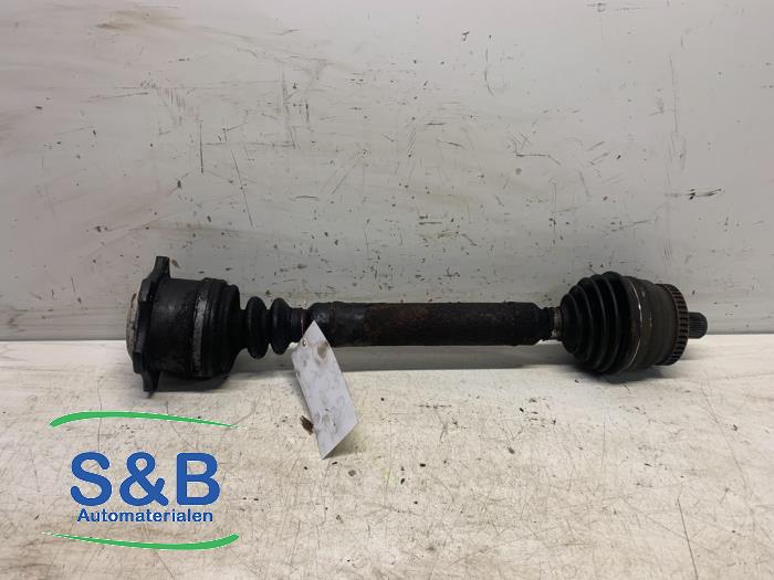 Gebruikte Aandrijfas rechts-voor Volkswagen Passat (3B2) 1.8 T 20V Prijs € 80,00 Margeregeling aangeboden door Schaap & Bron