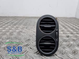 Gebruikte Luchtrooster Dashboard Volkswagen Golf Plus (5M1/1KP) 1.6 FSI 16V Prijs € 20,00 Margeregeling aangeboden door Schaap & Bron