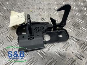 Gebruikte Motorkap hendel Volkswagen Touran (1T1/T2) 1.9 TDI 105 Prijs € 25,00 Margeregeling aangeboden door Schaap & Bron