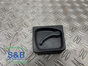 Gebruikte Greep achterdeur Bus-Bestel Volkswagen Transporter T4 2.5 TDI Prijs € 10,00 Margeregeling aangeboden door Schaap & Bron