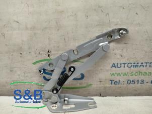 Gebruikte Achterklep Scharnier Volkswagen Jetta III (1K2) 1.6 Prijs € 20,00 Margeregeling aangeboden door Schaap & Bron