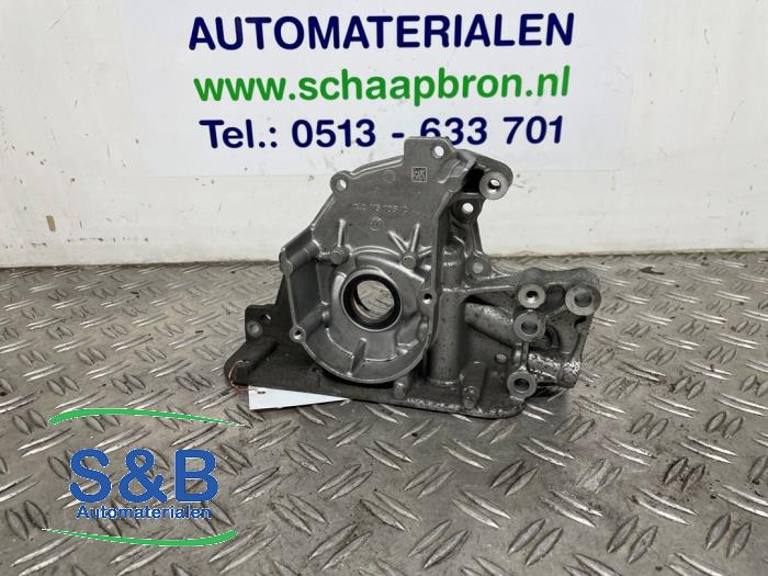 Gebruikte Oliepomp Volkswagen Polo VI (AW1) 1.0 12V BlueMotion Technology Prijs € 40,00 Margeregeling aangeboden door Schaap & Bron