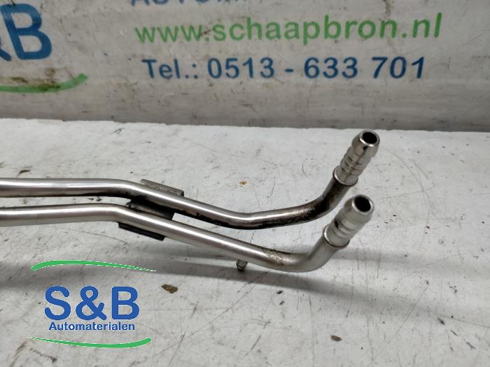 Brandstofleiding van een Volkswagen Multivan T5 (7E/7HC/7HF/7HM) 2.0 TDI 4Motion 2010