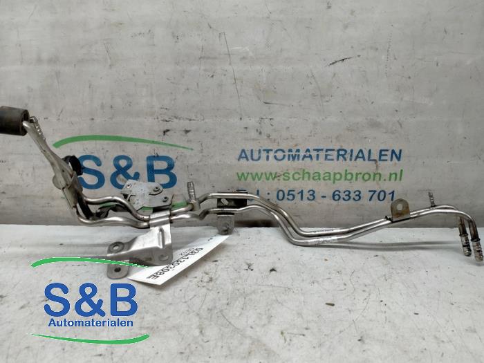 Brandstofleiding van een Volkswagen Multivan T5 (7E/7HC/7HF/7HM) 2.0 TDI 4Motion 2010