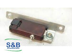 Gebruikte Radio versterker Audi A8 (D2) 2.8 V6 30V Quattro Prijs € 35,00 Margeregeling aangeboden door Schaap & Bron