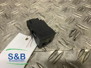 Gebruikte Schakelaar Stoelverwarming Volkswagen Polo V (6R) 1.2 TSI Prijs € 15,00 Margeregeling aangeboden door Schaap & Bron