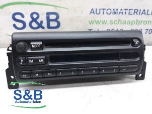 Gebruikte Radio CD Speler BMW Mini One/Cooper (R50) 1.6 16V Cooper Prijs € 50,00 Margeregeling aangeboden door Schaap & Bron