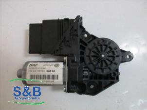 Gebruikte Motor electrisch raam Volkswagen Golf Plus (5M1/1KP) 1.4 TSI 140 16V Prijs € 50,00 Margeregeling aangeboden door Schaap & Bron