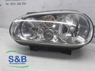 Gebruikte Koplamp links Volkswagen Golf IV Variant (1J5) 1.6 FSI 16V Prijs € 45,00 Margeregeling aangeboden door Schaap & Bron