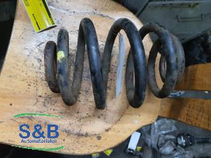 Gebruikte Schroefveer achter Volkswagen Transporter/Caravelle T4 1.9 TD Prijs € 50,00 Margeregeling aangeboden door Schaap & Bron