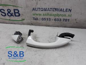 Gebruikte Portiergreep 4Deurs links-voor Volkswagen Golf VII (AUA) 2.0 GTD 16V Prijs € 40,00 Margeregeling aangeboden door Schaap & Bron
