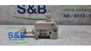 Gebruikte Motor Tankklepvergrendeling Volkswagen Golf IV (1J1) 1.6 Prijs € 12,50 Margeregeling aangeboden door Schaap & Bron