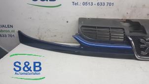 Gebruikte Grille Peugeot 206 (2A/C/H/J/S) 1.6 16V Prijs € 30,00 Margeregeling aangeboden door Schaap & Bron