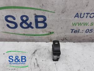 Gebruikte Elektrisch Raam Schakelaar Renault Twingo II (CN) 1.2 16V Prijs € 15,00 Margeregeling aangeboden door Schaap & Bron