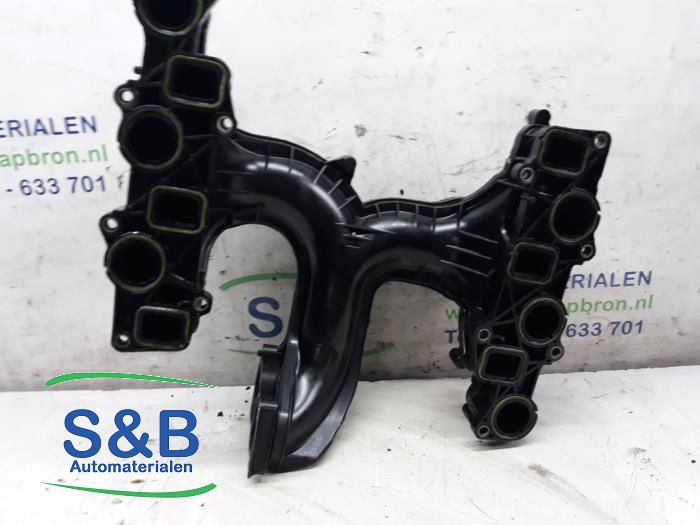 Inlaatspruitstuk van een Audi Q5 (8RB) 3.0 TDI V6 24V Quattro 2013