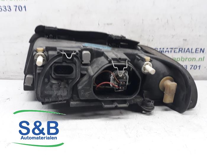 Koplamp rechts van een Audi A4 Avant (B5)  2000