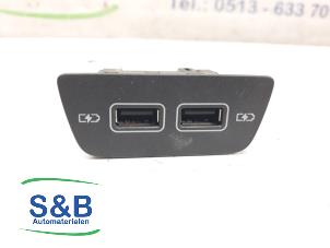 Gebruikte USB module Volkswagen Polo VI (AW1) 1.0 TSI 12V Prijs € 20,00 Margeregeling aangeboden door Schaap & Bron