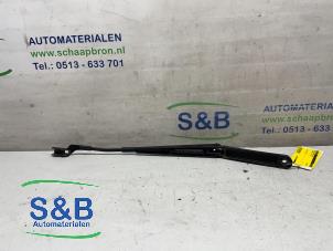 Gebruikte Ruitenwisserarm voor Volkswagen Arteon (3HAB) 2.0 TSI 16V Prijs € 20,00 Margeregeling aangeboden door Schaap & Bron
