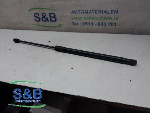 Gebruikte Kofferdekseldemper links-achter Volkswagen Arteon (3HAB) Prijs € 20,00 Margeregeling aangeboden door Schaap & Bron