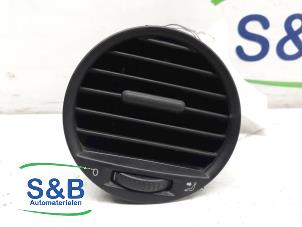 Gebruikte Luchtrooster Dashboard Volkswagen Caddy Combi III (2KB,2KJ) 1.9 TDI Prijs € 15,00 Margeregeling aangeboden door Schaap & Bron