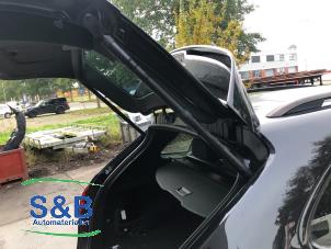 Gebruikte Kofferdekseldemper rechts-achter Porsche Cayenne II (92A) 4.2 S Diesel V8 32V Prijs € 199,00 Margeregeling aangeboden door Schaap & Bron