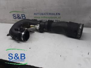 Gebruikte Luchtinlaat slang Mercedes CLA Shooting Brake (117.9) 1.6 CLA-180 16V Prijs € 50,00 Margeregeling aangeboden door Schaap & Bron