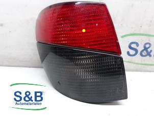 Gebruikte Achterlicht links Peugeot 406 Break (8E/F) 1.8 16V Prijs € 35,00 Margeregeling aangeboden door Schaap & Bron
