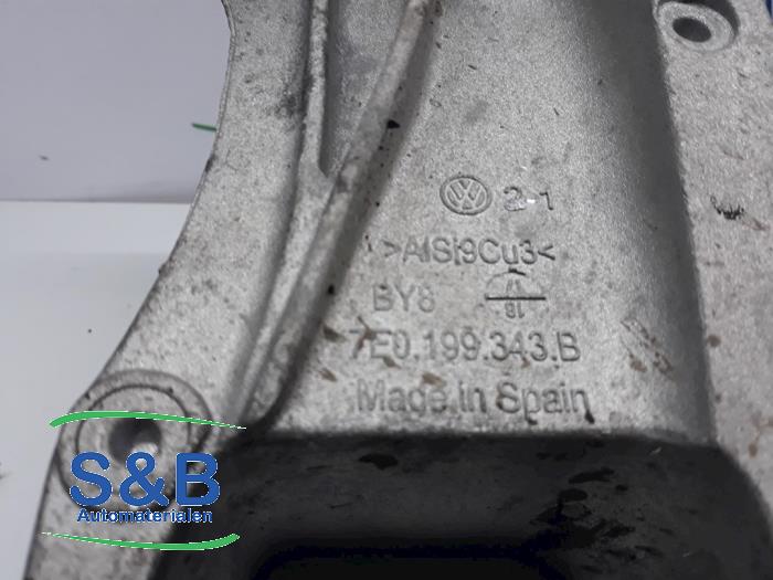 Motorsteun van een Volkswagen Transporter T6 2.0 TDI DRF 2017